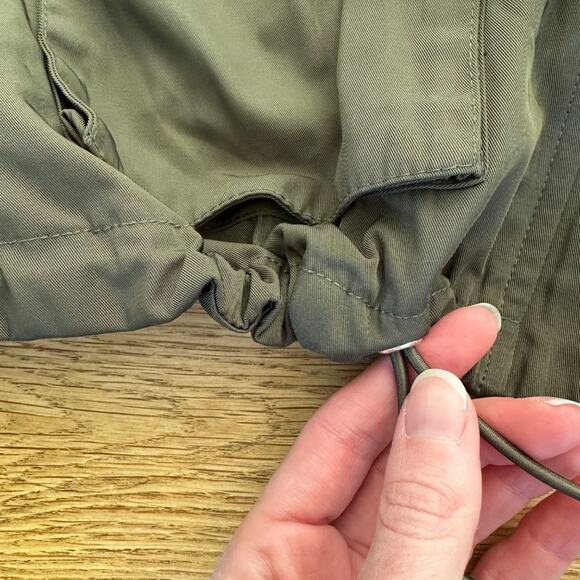 Revolve - h:ours Major Quilted Jacket in Army Green with Hood & Double Zips - Picture 2 of 11